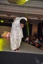Model walk the ramp at Umeed-Ek Koshish charitable fashion show in Leela hotel on 9th Nov 2012 (81).JPG