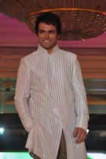 Model walk the ramp at Umeed-Ek Koshish charitable fashion show in Leela hotel on 9th Nov 2012,1 (29).JPG