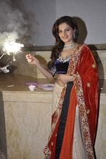 Monica Bedi walk the ramp at Umeed-Ek Koshish charitable fashion show in Leela hotel on 9th Nov 2012 (37).JPG