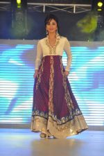 Mouli Ganguly walk the ramp at Umeed-Ek Koshish charitable fashion show in Leela hotel on 9th Nov 2012,1 (29).JPG