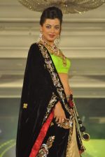Mugdha Godse walk the ramp at Umeed-Ek Koshish charitable fashion show in Leela hotel on 9th Nov 2012.1 (142).JPG