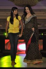Shonali Nagrani walk the ramp at Umeed-Ek Koshish charitable fashion show in Leela hotel on 9th Nov 2012.1 (59).JPG