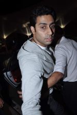 Abhishek Bachchan snapped at the airport in Mumbai on 10th Nov 2012 (1).JPG