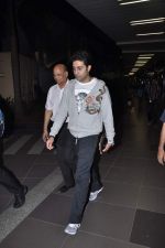 Abhishek Bachchan snapped at the airport in Mumbai on 10th Nov 2012 (11).JPG