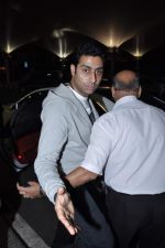 Abhishek Bachchan snapped at the airport in Mumbai on 10th Nov 2012 (12).JPG