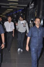Abhishek Bachchan snapped at the airport in Mumbai on 10th Nov 2012 (3).JPG