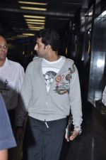 Abhishek Bachchan snapped at the airport in Mumbai on 10th Nov 2012 (6).JPG