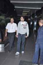 Abhishek Bachchan snapped at the airport in Mumbai on 10th Nov 2012 (8).JPG