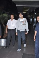 Abhishek Bachchan snapped at the airport in Mumbai on 10th Nov 2012 (9).JPG