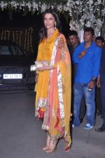 Deepika Padukone at the Wedding reception of Navin and Mahek Shetty in Mumbai on 11th Nov 2012 (26).JPG