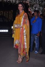 Deepika Padukone at the Wedding reception of Navin and Mahek Shetty in Mumbai on 11th Nov 2012 (27).JPG