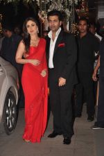 Kareena Kapoor, Karan Johar at the Wedding reception of Navin and Mahek Shetty in Mumbai on 11th Nov 2012 (135).JPG