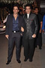 Tusshar Kapoor, Jeetendra at the Wedding reception of Navin and Mahek Shetty in Mumbai on 11th Nov 2012 (111).JPG