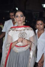 Sonam Kapoor celebrates Diwali in Mumbai on 13th Nov 2012 (60).JPG