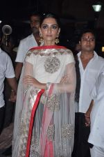 Sonam Kapoor celebrates Diwali in Mumbai on 13th Nov 2012 (63).JPG