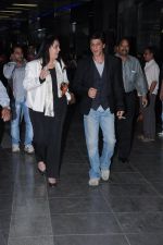 Shahrukh Khan snapped at the Airport, Mumbai on 17th Nov 2012 (2).JPG