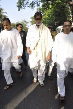 Amitabh Bachchan, Anil Ambani at Bal Thackeray funeral in Mumbai on 18th Nov 2012 (223).JPG