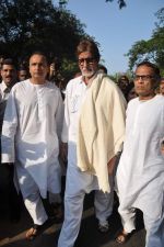 Amitabh Bachchan, Anil Ambani at Bal Thackeray funeral in Mumbai on 18th Nov 2012 (388).JPG