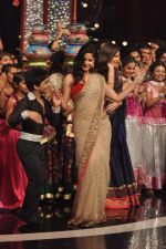 Katrina Kaif at India_s Got Talent grand finale in Filmcity, Mumbai on 21st Nov 2012 (47).JPG