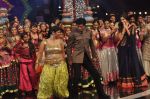 Shahrukh Khan at India_s Got Talent grand finale in Filmcity, Mumbai on 21st Nov 2012 (35).JPG