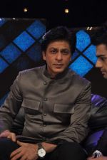 Shahrukh Khan at India_s Got Talent grand finale in Filmcity, Mumbai on 21st Nov 2012 (79).JPG