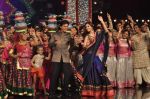 Shahrukh Khan, Anushka Sharma at India_s Got Talent grand finale in Filmcity, Mumbai on 21st Nov 2012 (22).JPG
