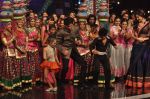 Shahrukh Khan, Anushka Sharma at India_s Got Talent grand finale in Filmcity, Mumbai on 21st Nov 2012 (23).JPG