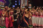 Shahrukh Khan, Anushka Sharma at India_s Got Talent grand finale in Filmcity, Mumbai on 21st Nov 2012 (43).JPG