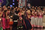Shahrukh Khan, Anushka Sharma at India_s Got Talent grand finale in Filmcity, Mumbai on 21st Nov 2012 (44).JPG