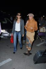 Gauri Khan and Parmeshwar Godrej leave for London _ Mumbai on 23rd Nov 2012 (11).JPG