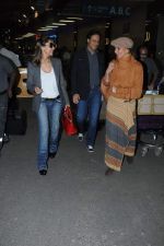Gauri Khan, Arun Nayar and Parmeshwar Godrej leave for London _ Mumbai on 23rd Nov 2012 (7).JPG