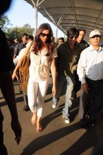Shahrukh Khan, Deepika Padukone leave for Goa on 23rd Nov 2012 (14).JPG