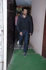 Anil Kapoor snapped at Ketnav, Bandra, Mumbai on 25th Nov 2012 (1).JPG