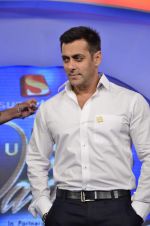Salman Khan at IBN 7 Super Idols Award ceremony in Mumbai on 25th Nov 2012 (101).JPG