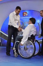 Salman Khan at IBN 7 Super Idols Award ceremony in Mumbai on 25th Nov 2012 (69).JPG