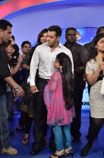 Salman Khan at IBN 7 Super Idols Award ceremony in Mumbai on 25th Nov 2012 (92).JPG