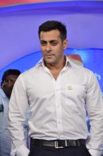 Salman Khan at IBN 7 Super Idols Award ceremony in Mumbai on 25th Nov 2012 (97).JPG