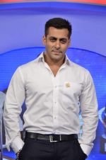 Salman Khan at IBN 7 Super Idols Award ceremony in Mumbai on 25th Nov 2012 (98).JPG