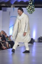 Suresh Oberoi at Global peac fashion show by Neeta Lulla at Welingkar Institute in Mumbai on 26th Nov 2012 (194).JPG
