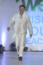 Suresh Oberoi at Global peac fashion show by Neeta Lulla at Welingkar Institute in Mumbai on 26th Nov 2012 (195).JPG