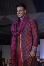 Vivek Oberoi at Global peac fashion show by Neeta Lulla at Welingkar Institute in Mumbai on 26th Nov 2012 (199).JPG