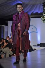 Vivek Oberoi at Global peac fashion show by Neeta Lulla at Welingkar Institute in Mumbai on 26th Nov 2012 (202).JPG