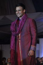 Vivek Oberoi at Global peac fashion show by Neeta Lulla at Welingkar Institute in Mumbai on 26th Nov 2012 (203).JPG