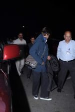 Amitabh Bachchan snapped at airport, Mumbai on 27th Nov 2012 (11).JPG