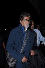 Amitabh Bachchan snapped at airport, Mumbai on 27th Nov 2012 (13).JPG