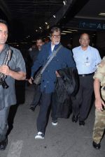 Amitabh Bachchan snapped at airport, Mumbai on 27th Nov 2012 (14).JPG