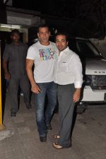 Salman Khan at Dabangg 2 screening in Ketnav, Mumbai on 27th Nov 2012 (16).JPG
