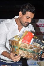 John Abraham launches special issue of People magazine in F Bar, Mumbai on 28th Nov 2012 (14).JPG