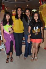 Suchitra Krishnamurthy, Madhoo Shah at Anusha Subramaniam_s book launch in Kemps Corner, Mumbai on 28th Nov 2012 (40).JPG