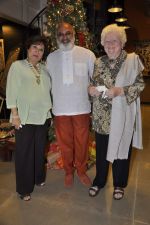 feroza mody, karan grover and vina mody at CAC Celebrates its 50th Anniversary with an Exhibition curated by Karan Grover on 29th Nov 2012.JPG